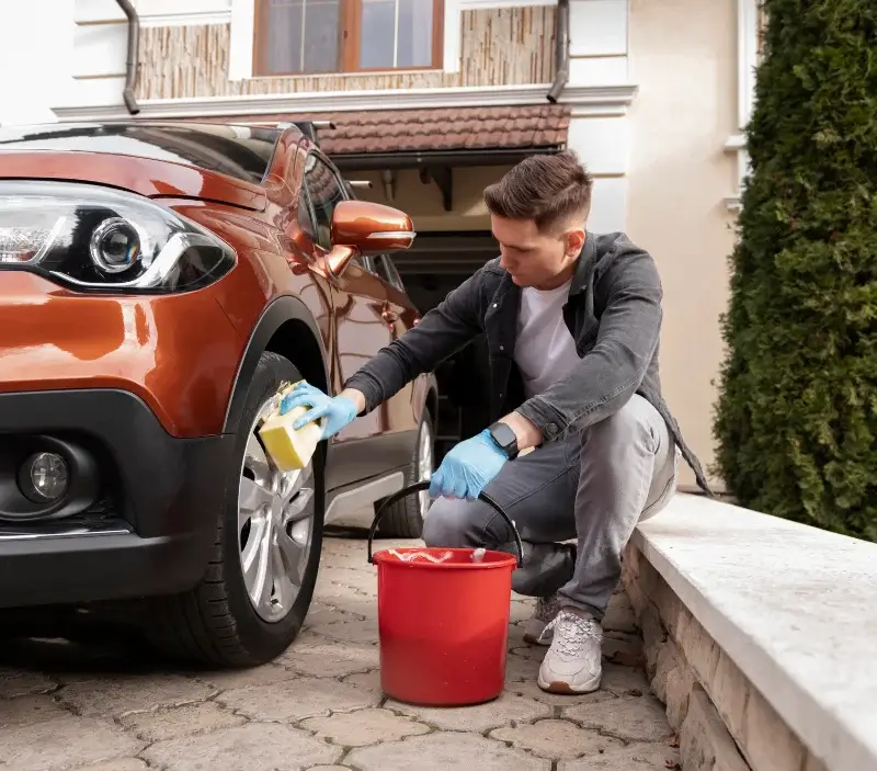 Lavage auto à domicile Condé-en-Normandie : professionnel intervenant sur un véhicule